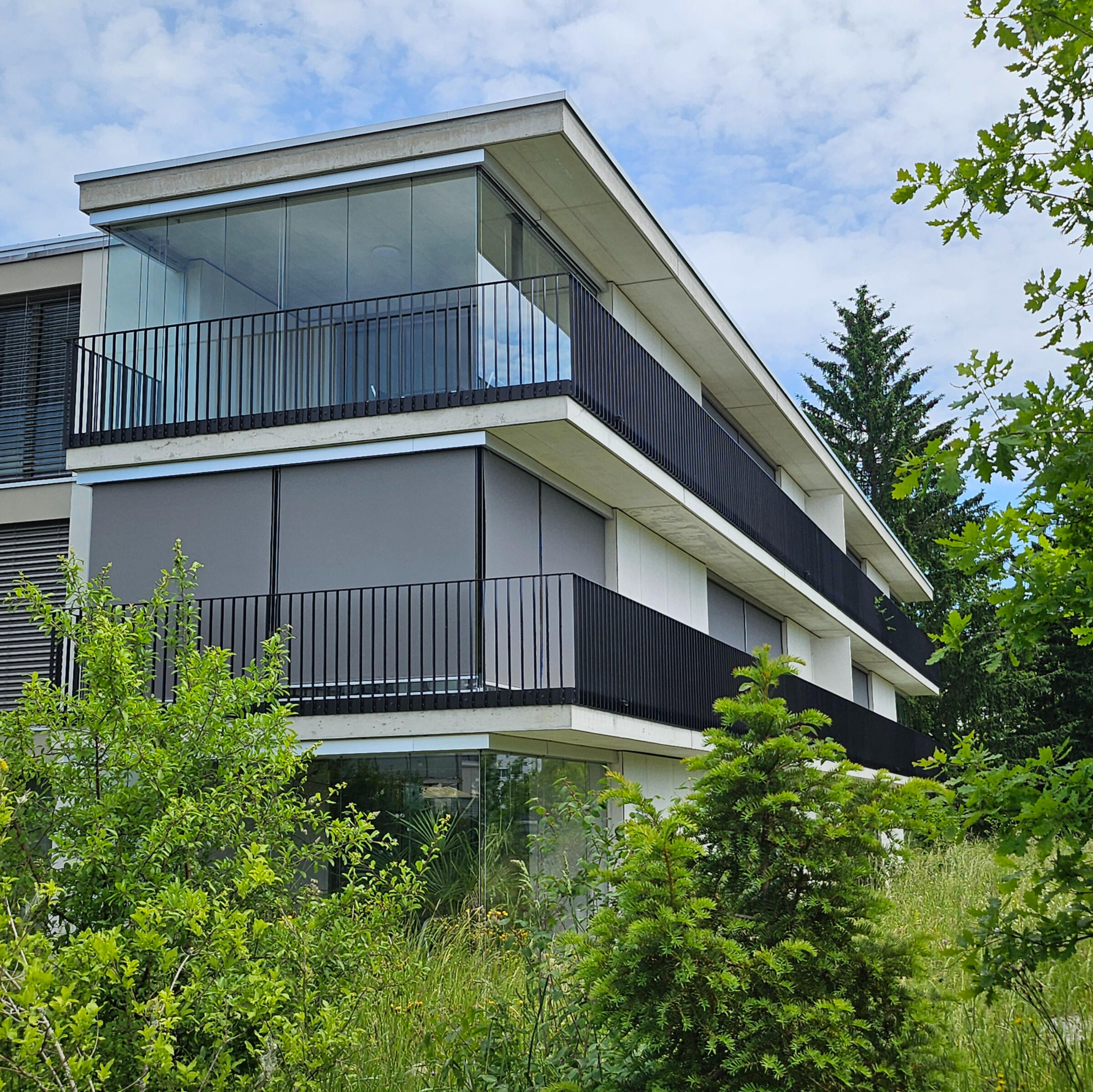 Balkongeländer, Balkonverglasungen (Schiebeelemente), Randabschlüsse zum Abdichten, Innengeländer, Haupteingangstüre, Handläufe Metallbauplanung Schweiz, Metallbau Planungsbüro, Planer Metallbau, Metallbauplaner, Metallbauplanung, externer Planer, externer Projektleiter, Metallbau Ausschreibungen, Metallbau Planungsbüro Ostschweiz, Metallbau