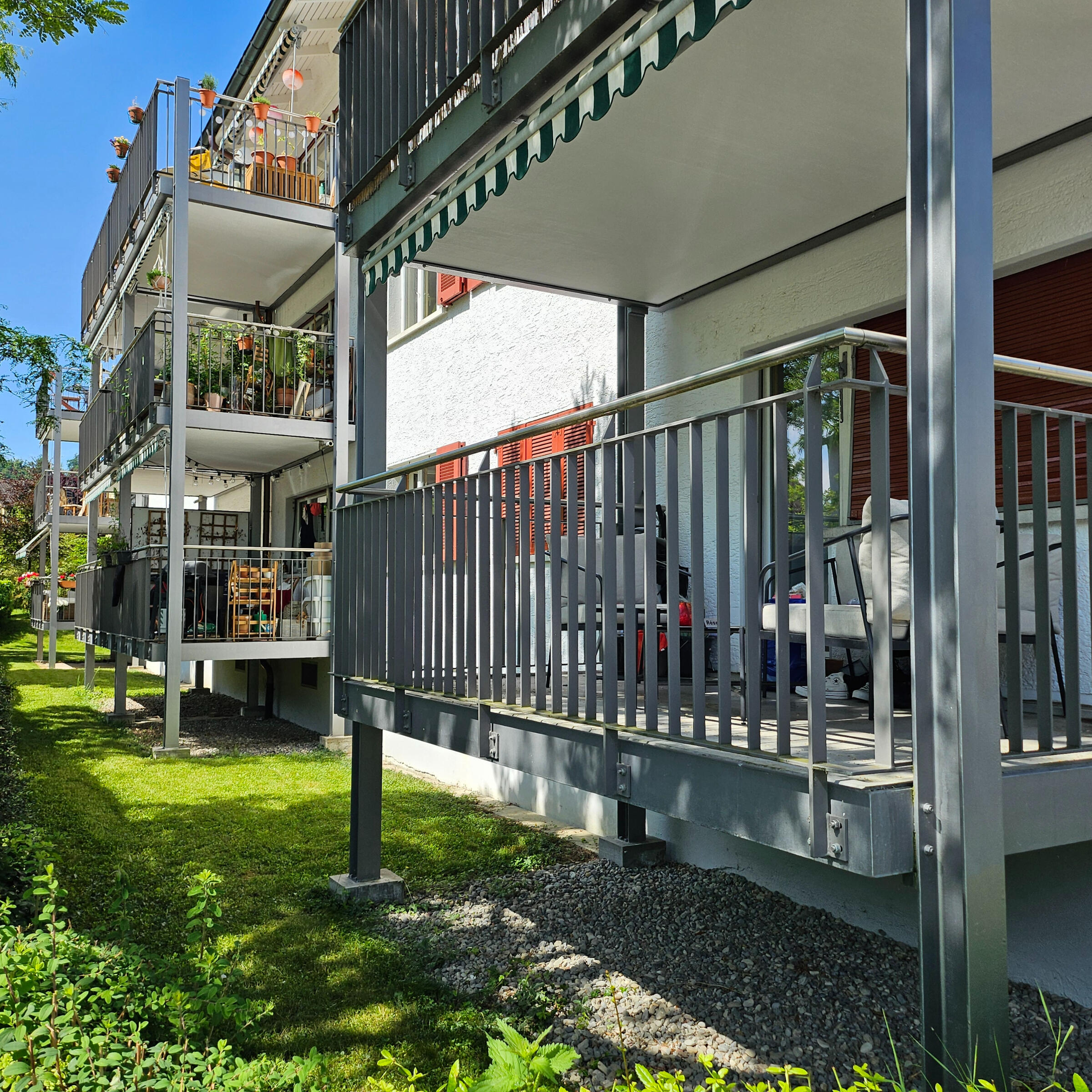 Balkonanlagen mit Betonbodenplatten, Entwässerungen, Schwellenausbildungen, Geländern und Trennwänden Fassadenplaner, Aufmasse, LV, Beratungen, Ausschreibungen, Statik