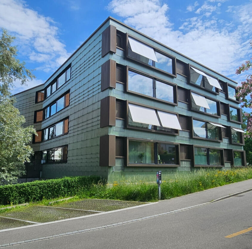 Alterszentrum Effretikon mit Glas-Schuppenfassade, Fenstereinfassungen, Sonnenschutz und Blechverkleidungen.